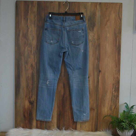 American Eagle Women's Destroyed Mom Jean 2      0206C - Picture 4 of 5